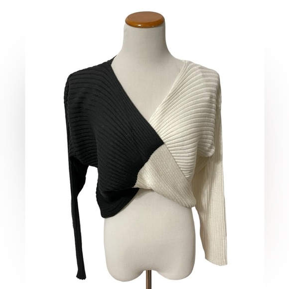 Lush Women’s NWT Twist front Black and White Cropped Sweater size Small - Picture 2 of 12